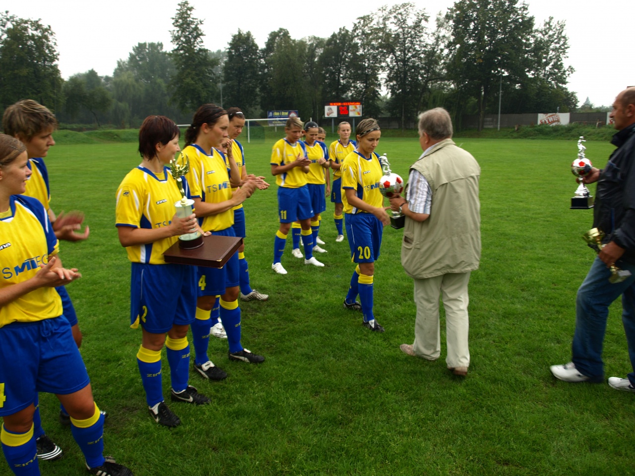 Prezes TS MITECH Jan Szupina honoruje pucharem Patrycję Jankowską - króla strzelców I ligi piłki nożnej kobiet sezonu 2008/2009